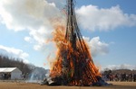 220116勢いよく燃え上がるとんど.jpg